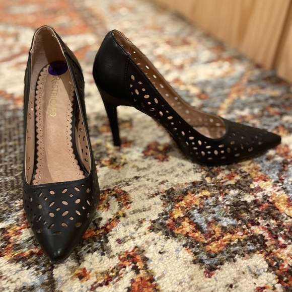 Restricted Heels with Cut Out Detail - Picture 2 of 4
